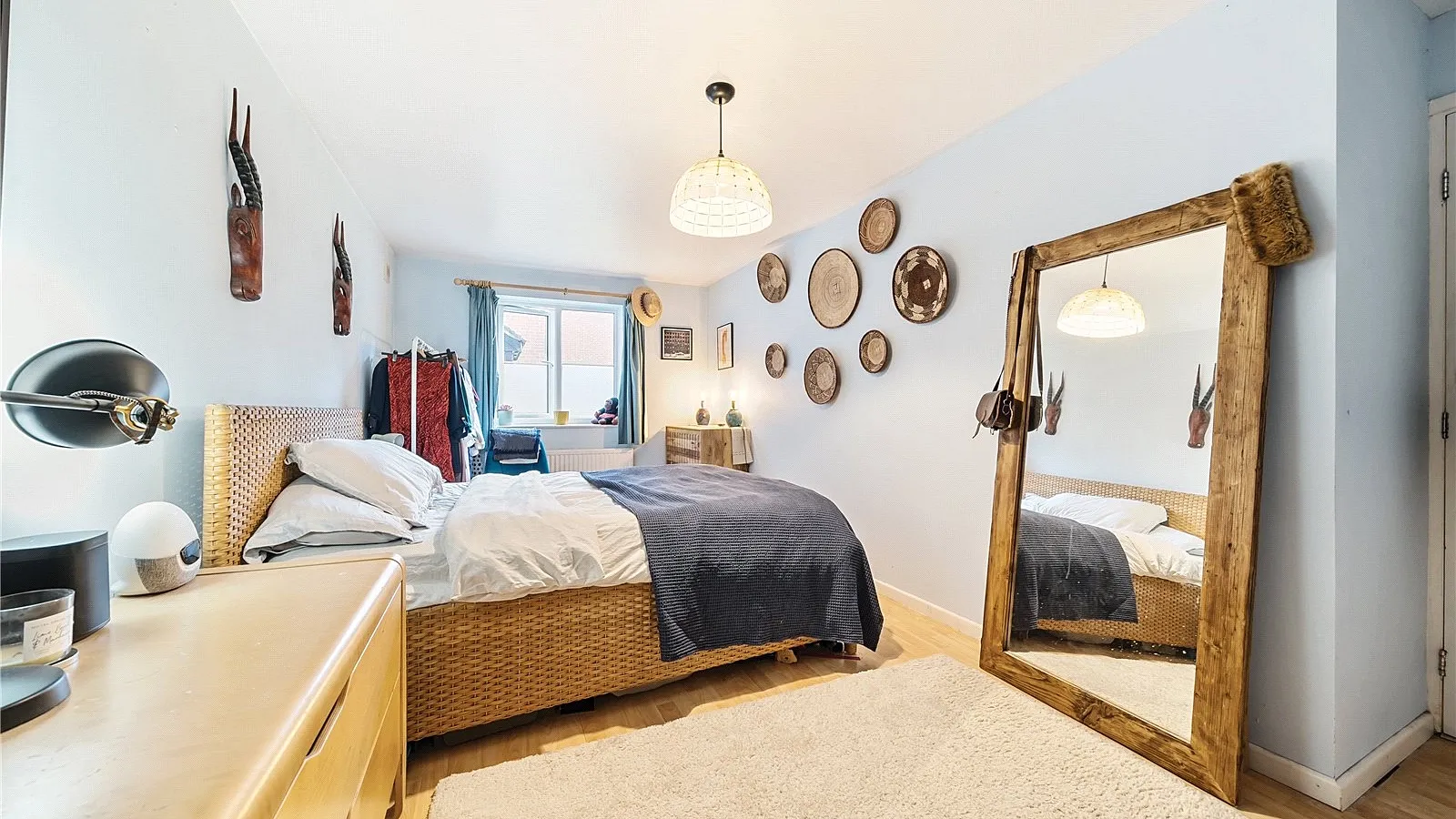 Flat Warwick Gardens in Greater London
