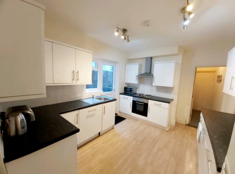 Room Fishponds Road in Bristol