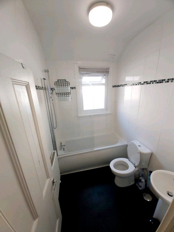 Room Fishponds Road in Bristol
