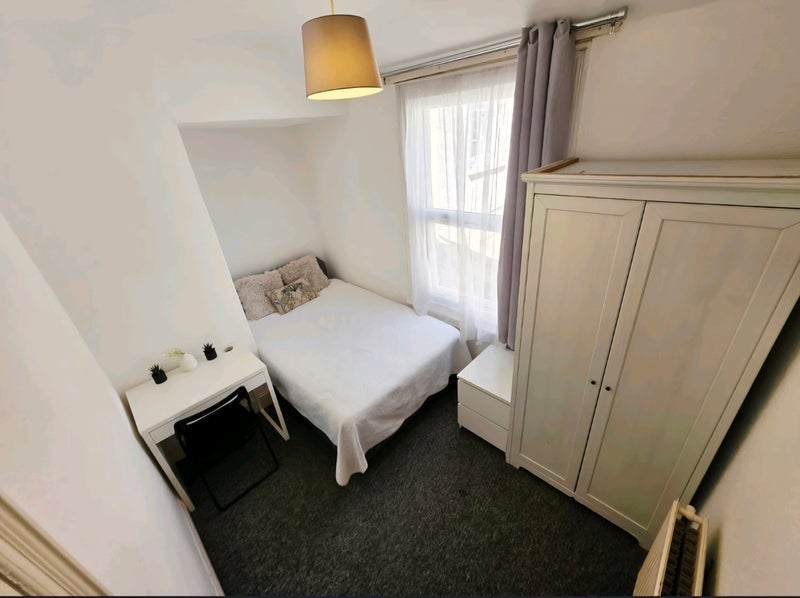 Room Fishponds Road in Bristol