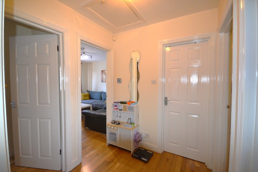 Flat Third Avenue in Greater London