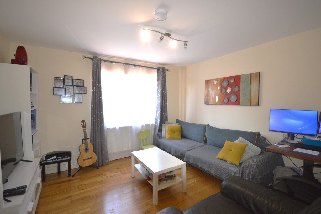 Flat Third Avenue in Greater London