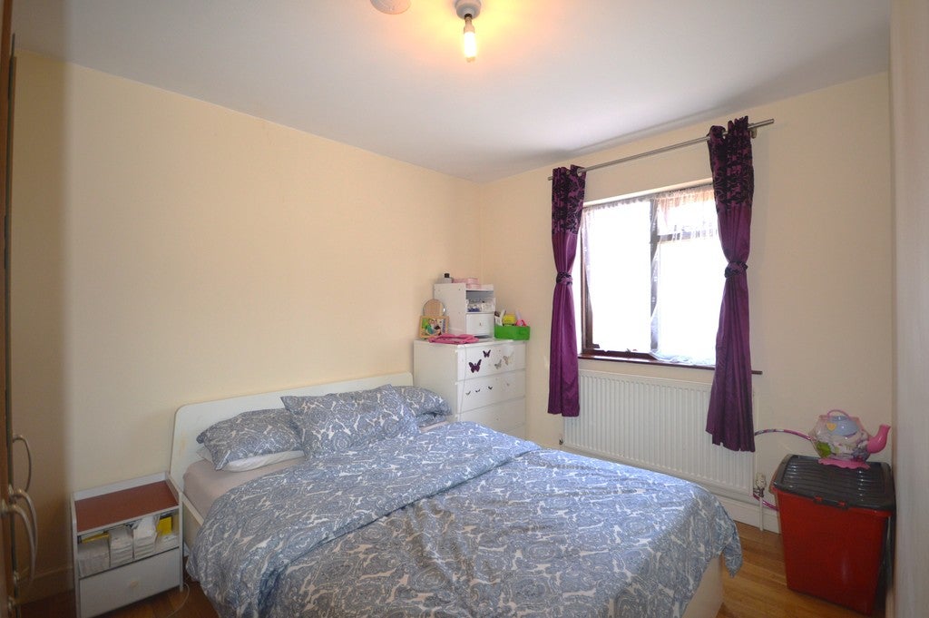 Flat Third Avenue in Greater London
