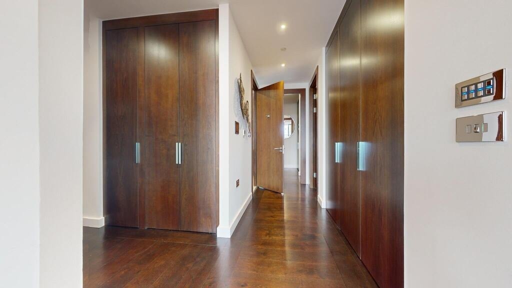 Flat Ponton Road in Greater London