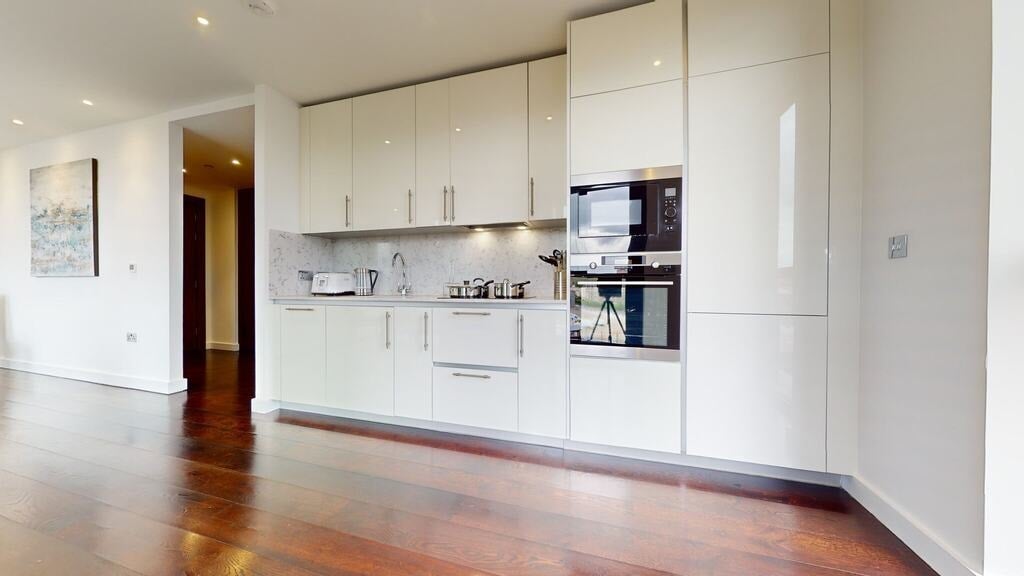Flat Ponton Road in Greater London
