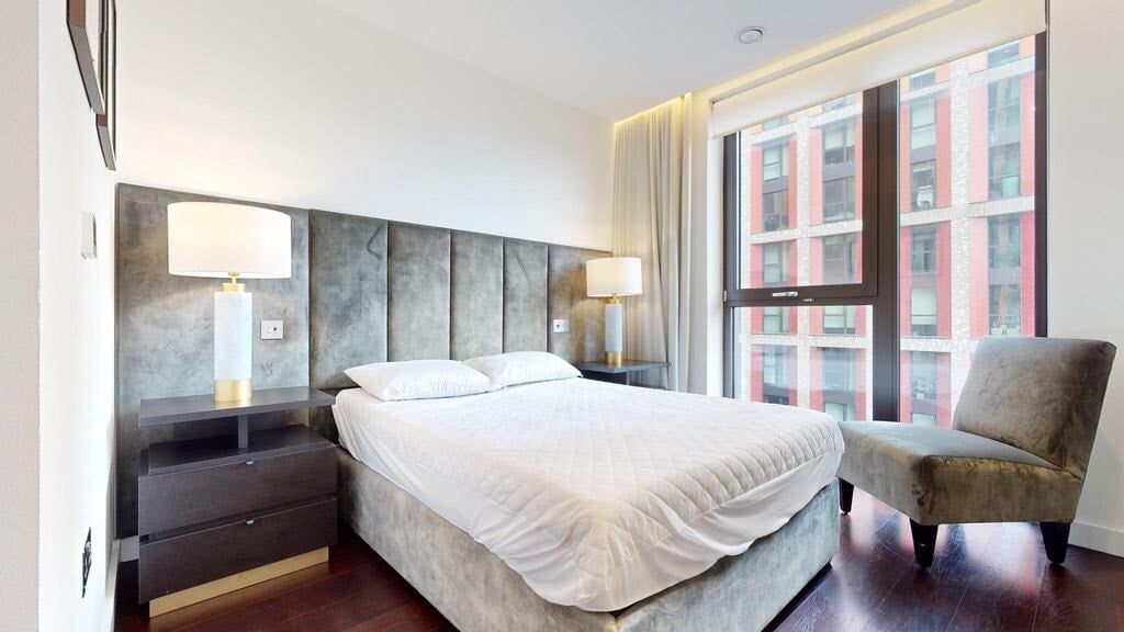 Flat Ponton Road in Greater London