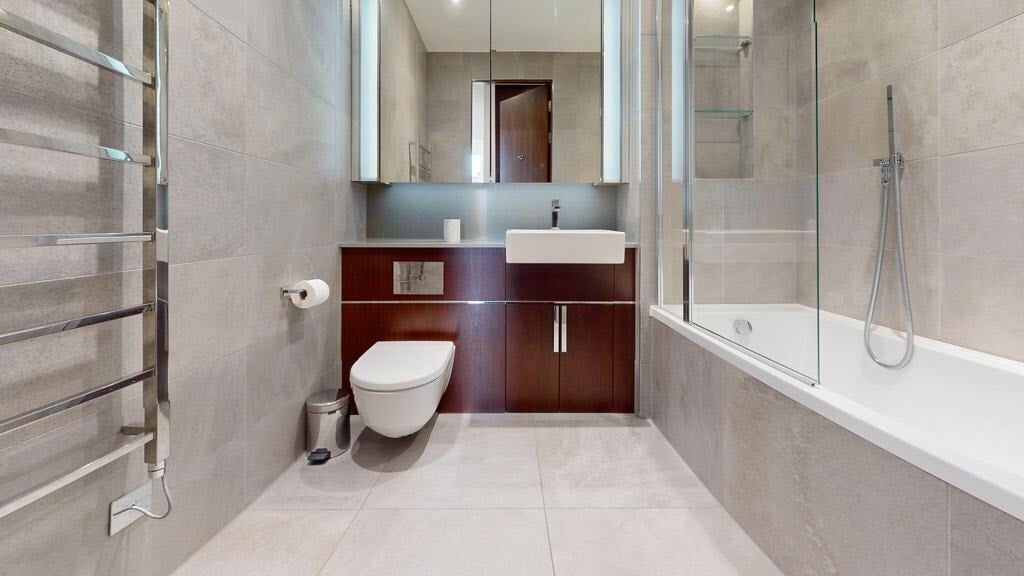 Flat Ponton Road in Greater London
