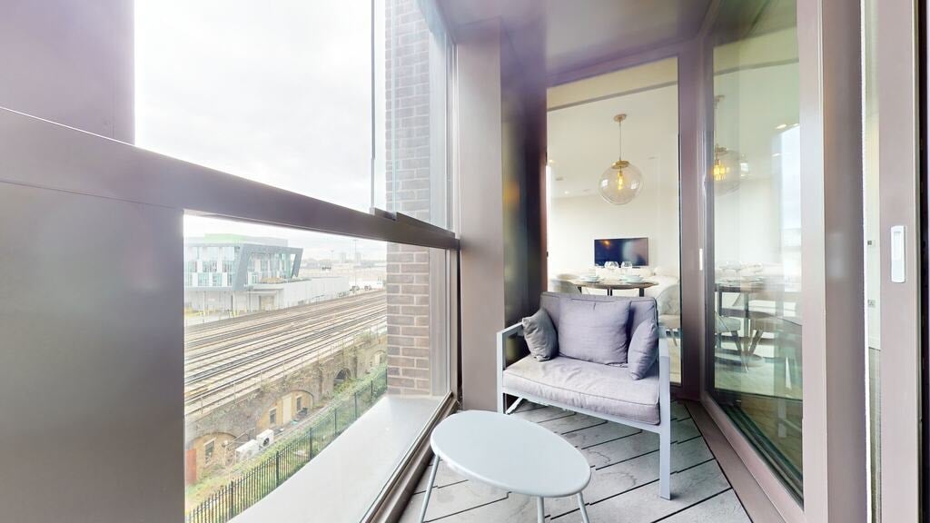 Flat Ponton Road in Greater London