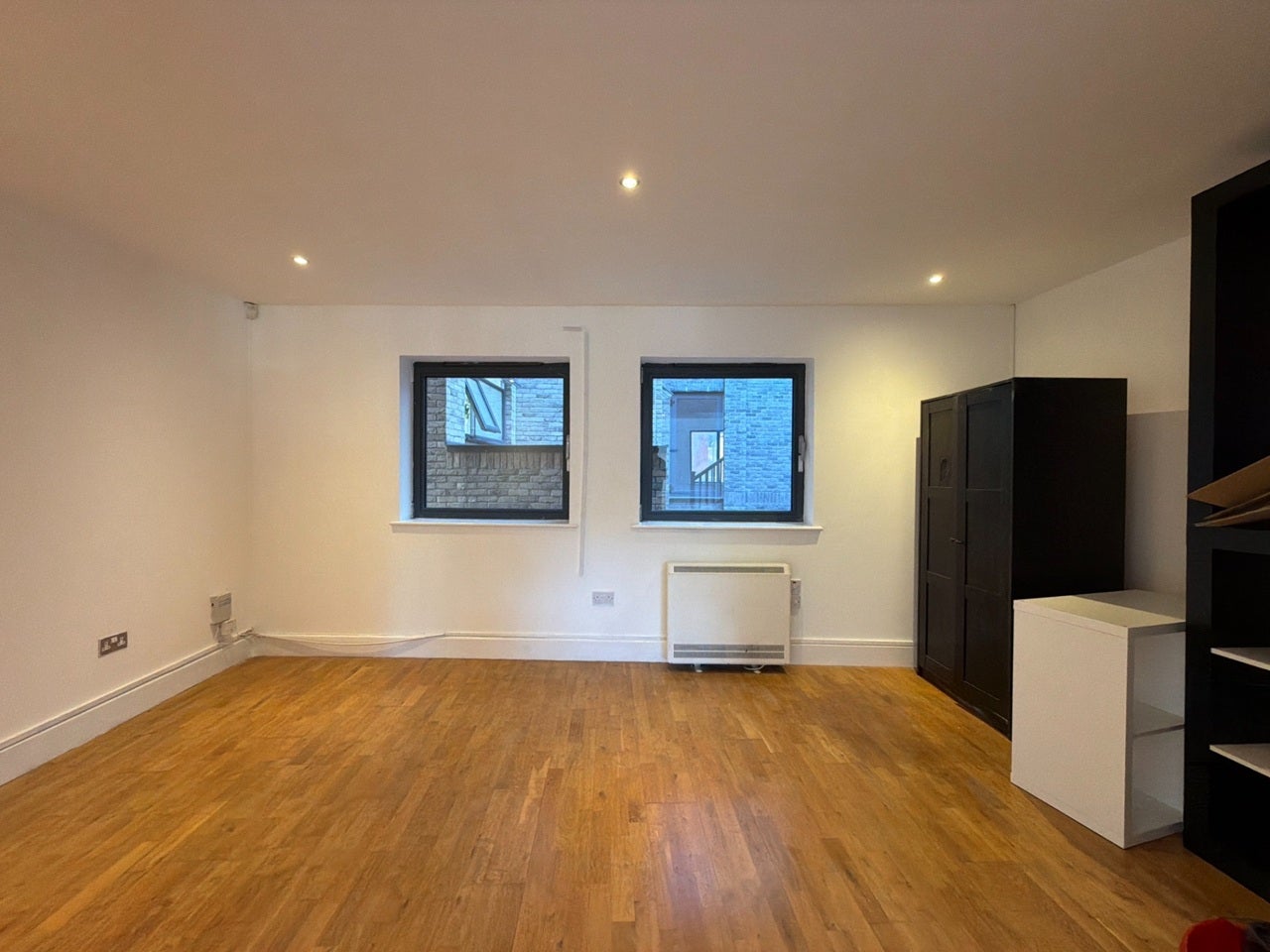 Flat Cable Street in Greater London