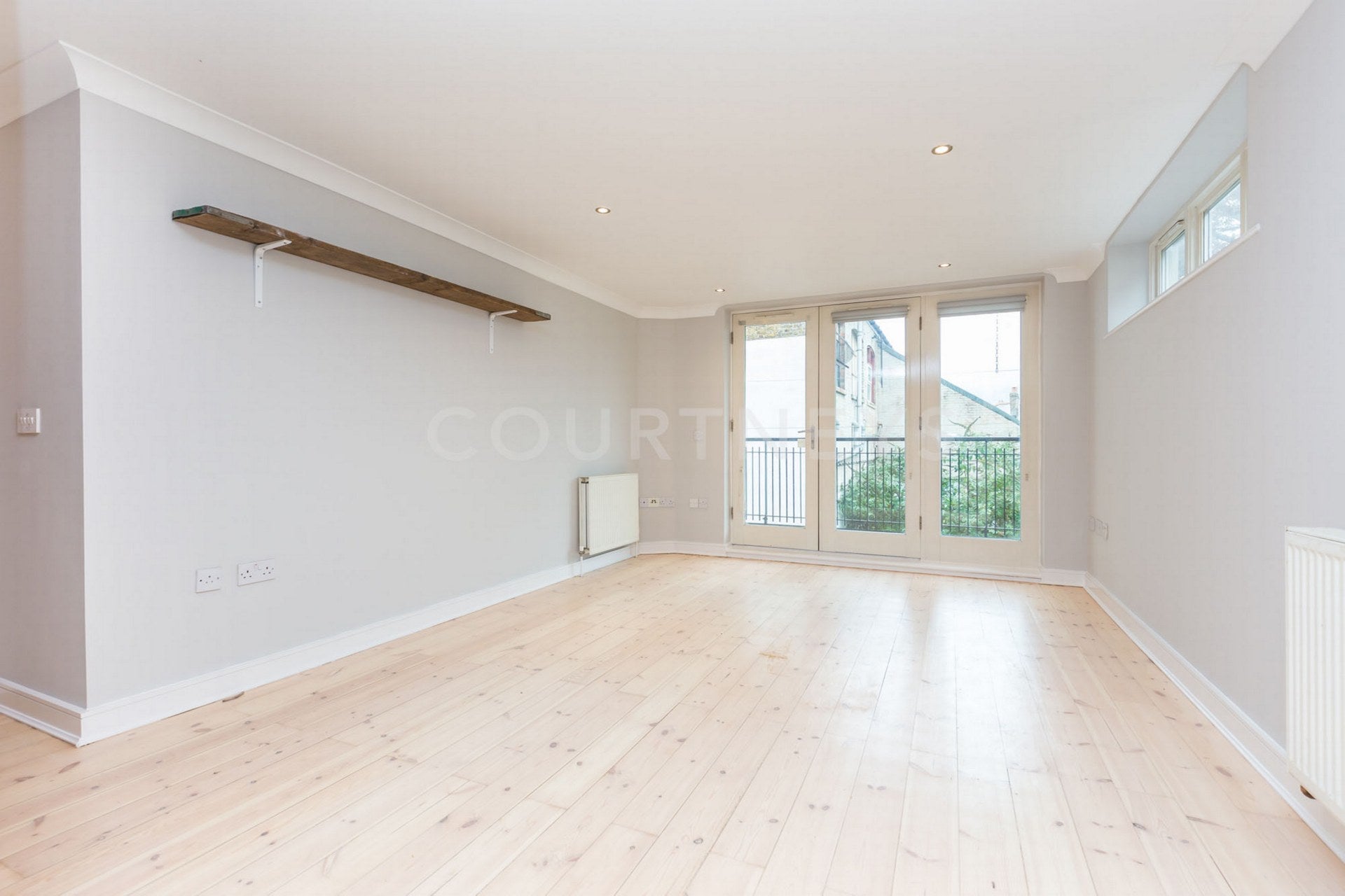 Flat Kingsland Road in Greater London
