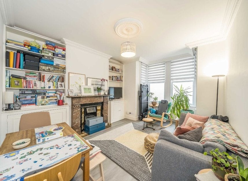 Flat Killyon Road in Greater London