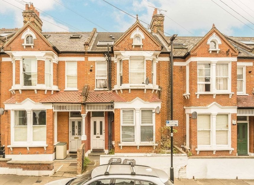 Flat Killyon Road in Greater London