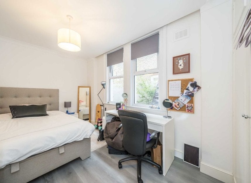 Flat Killyon Road in Greater London