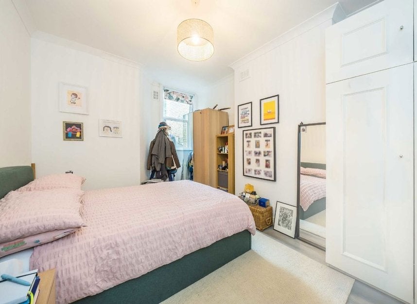 Flat Killyon Road in Greater London