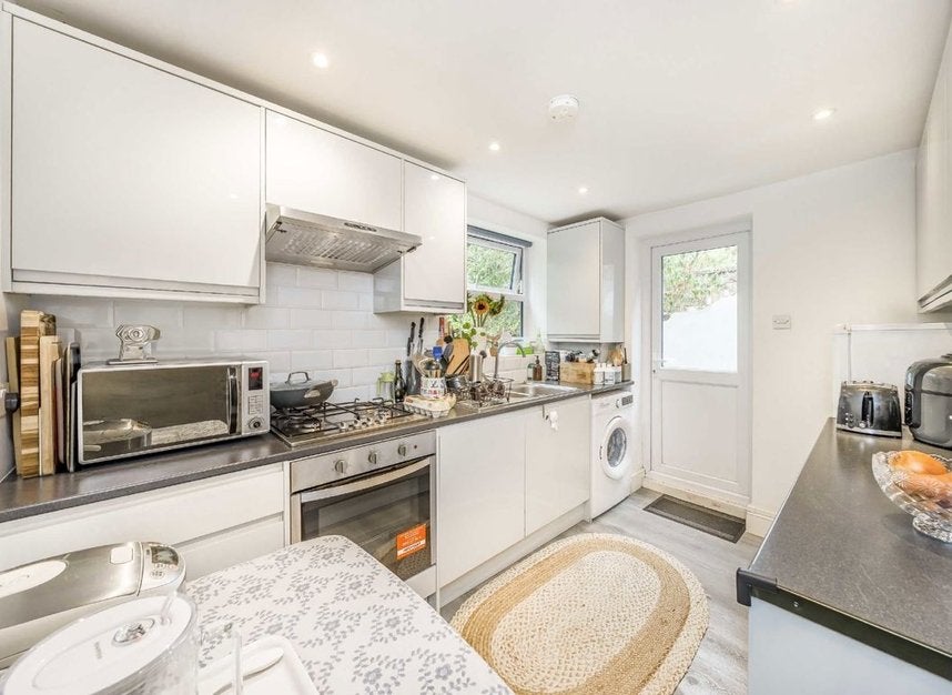 Flat Killyon Road in Greater London