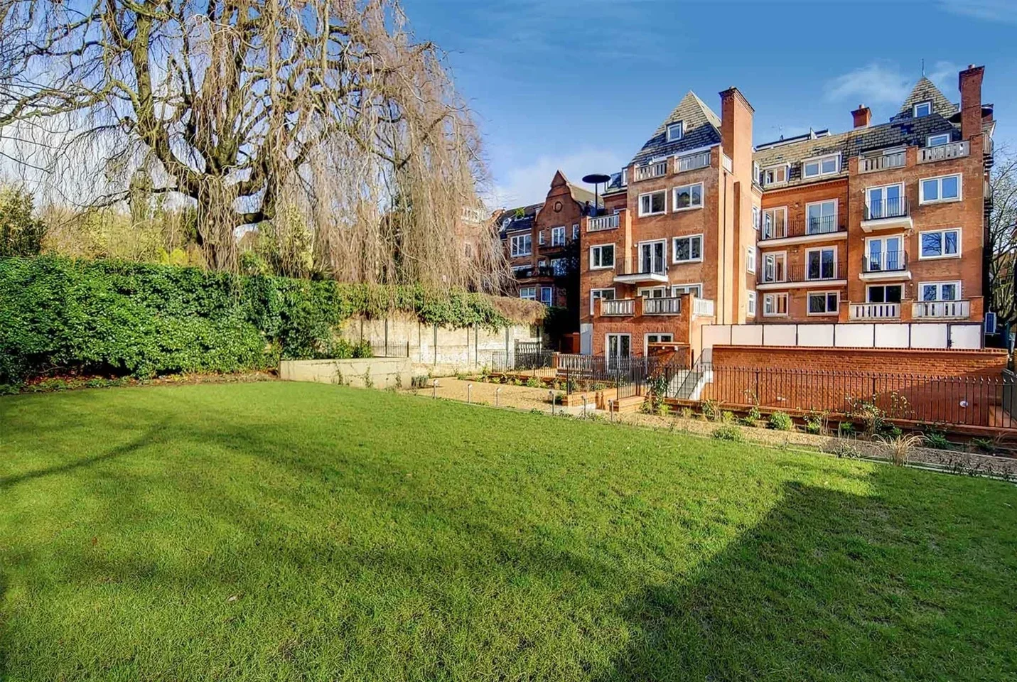 Flat Fitzjohn's Avenue in Greater London