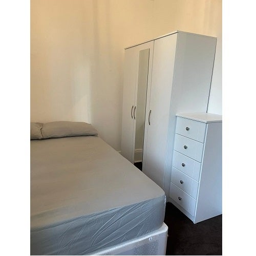 Flat Churchfield Road in Greater London