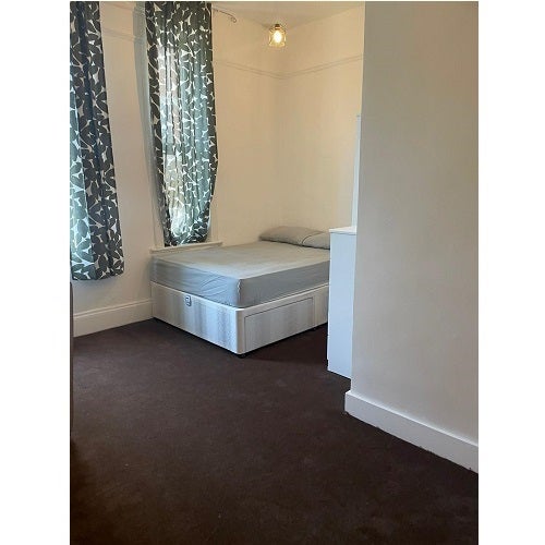 Flat Churchfield Road in Greater London