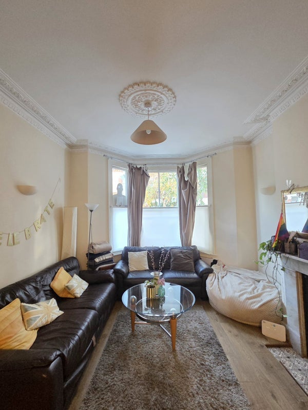 Room Heyford Avenue in Greater London
