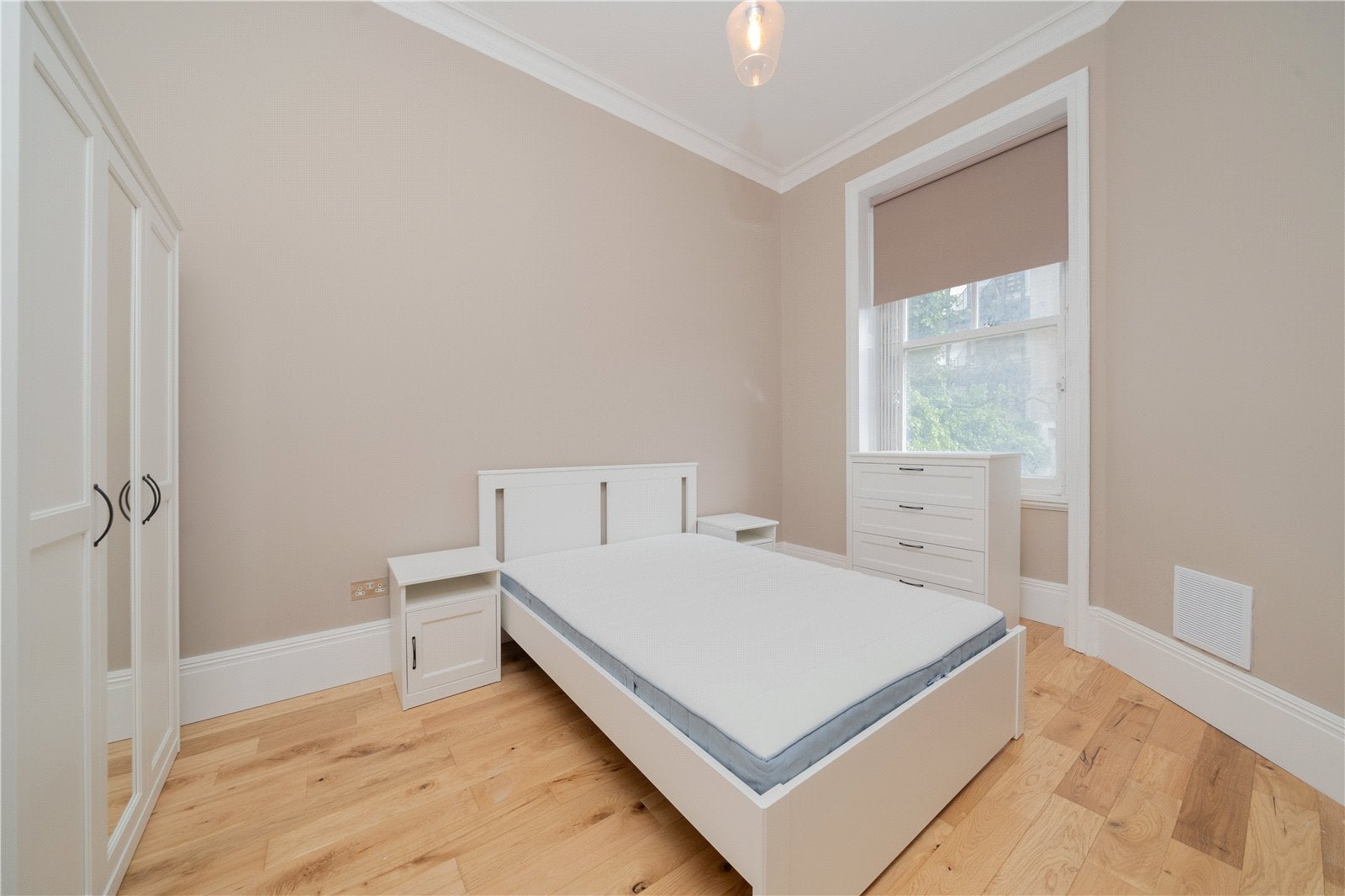 Flat Earl's Court Square in Greater London