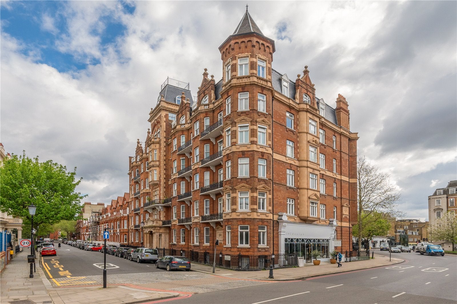 Flat Earl's Court Square in Greater London