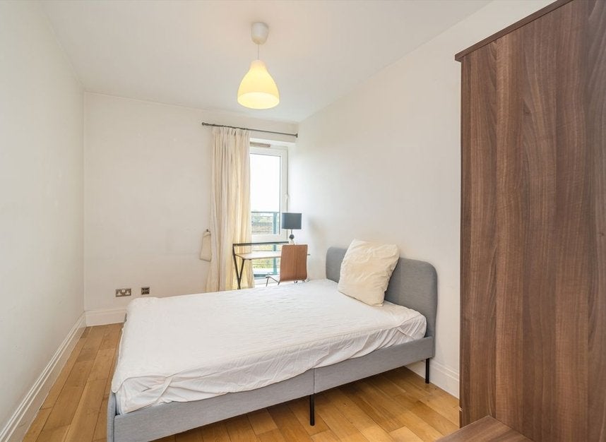 Flat Warwick Road in Greater London