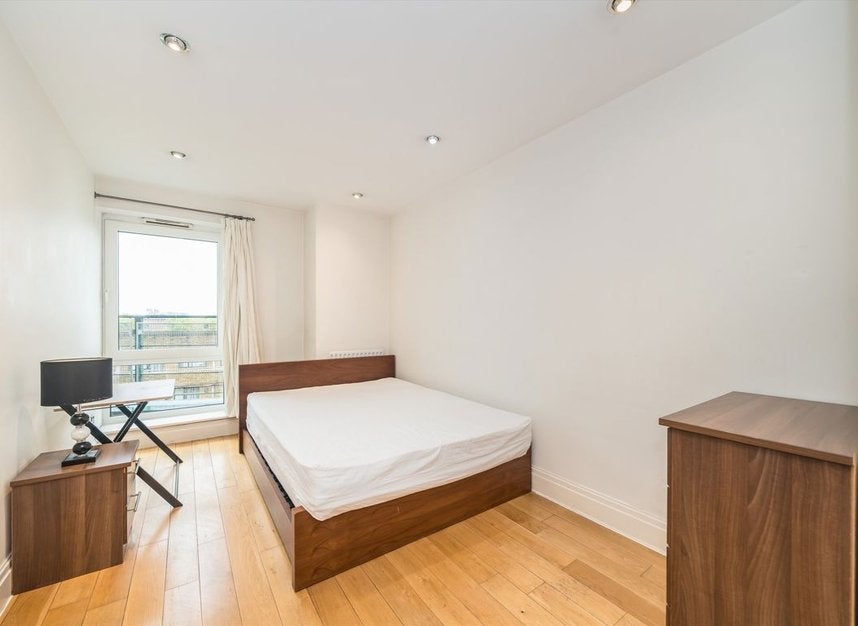 Flat Warwick Road in Greater London