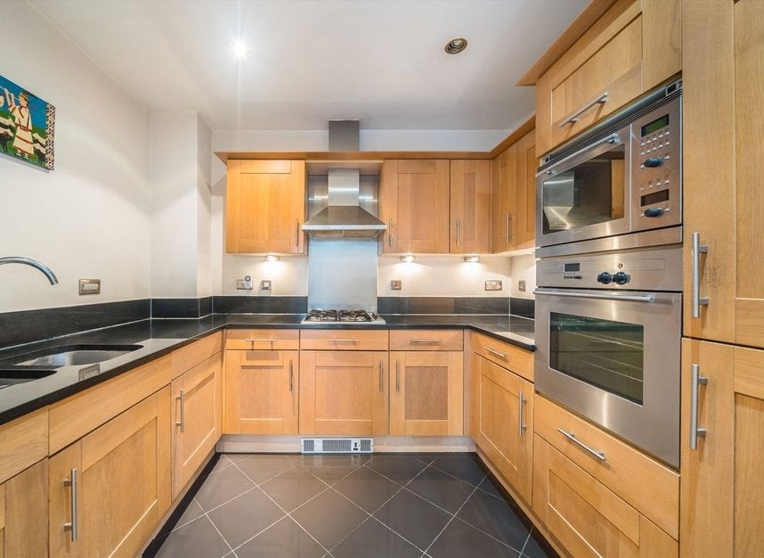Flat Warwick Road in Greater London