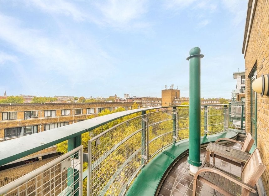 Flat Warwick Road in Greater London