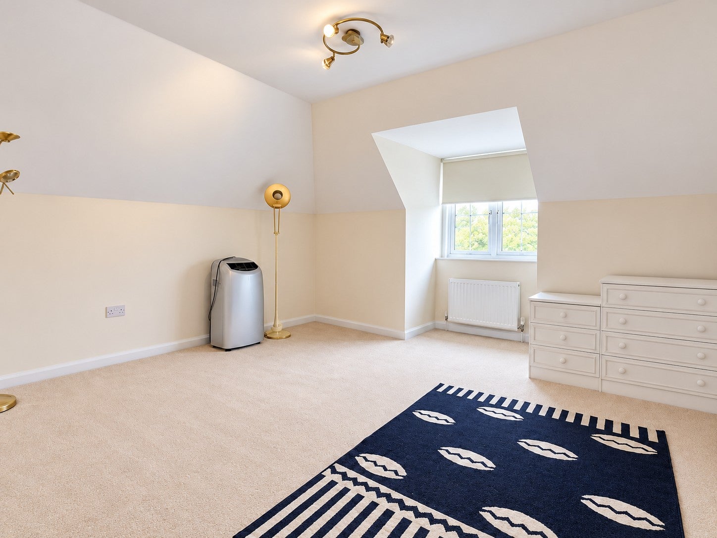 Flat Upper Cavendish Avenue in Greater London