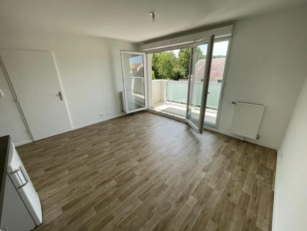 Flat Avenue du Professeur Émile Sergent in Épône
