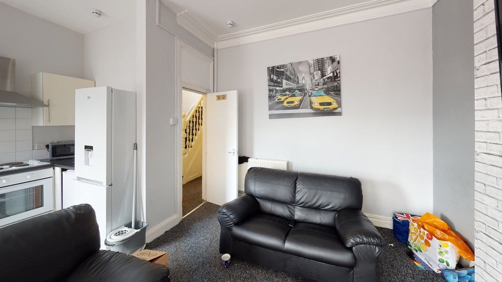 Flat Kirkstall Lane in Leeds