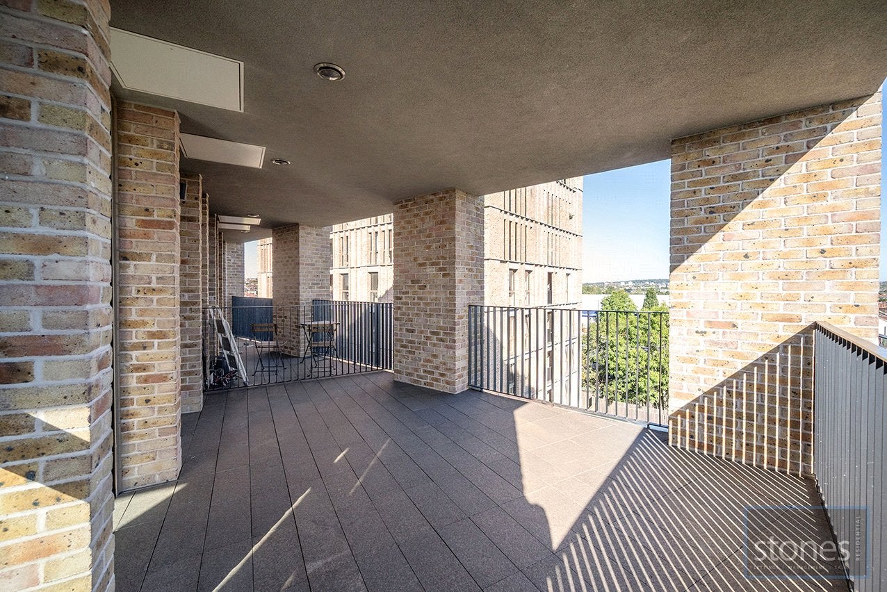 Flat Dudden Hill Lane in Greater London
