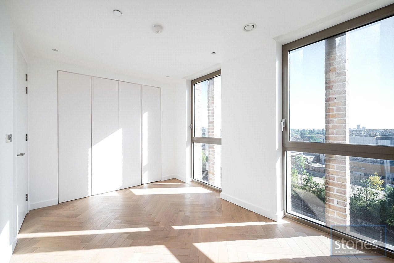 Flat Dudden Hill Lane in Greater London