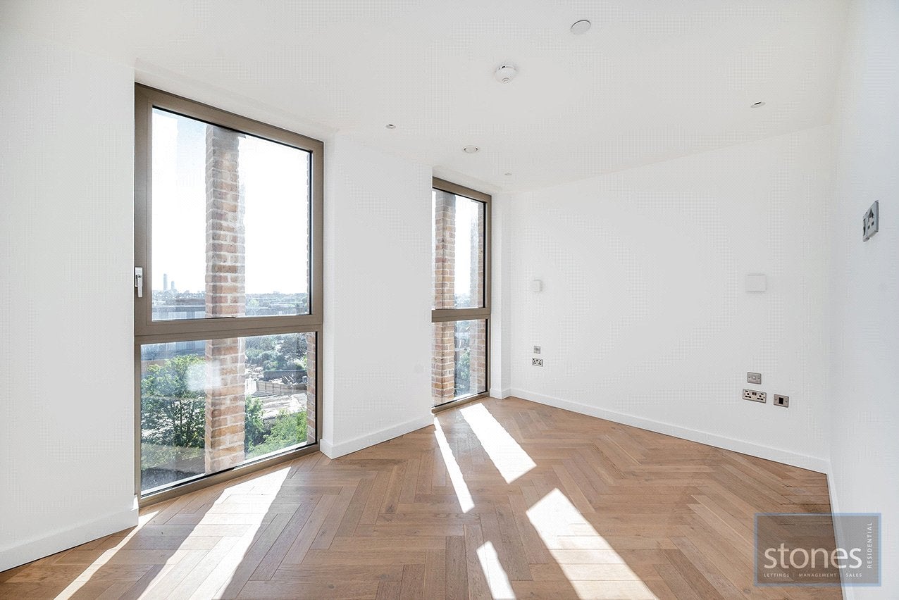 Flat Dudden Hill Lane in Greater London