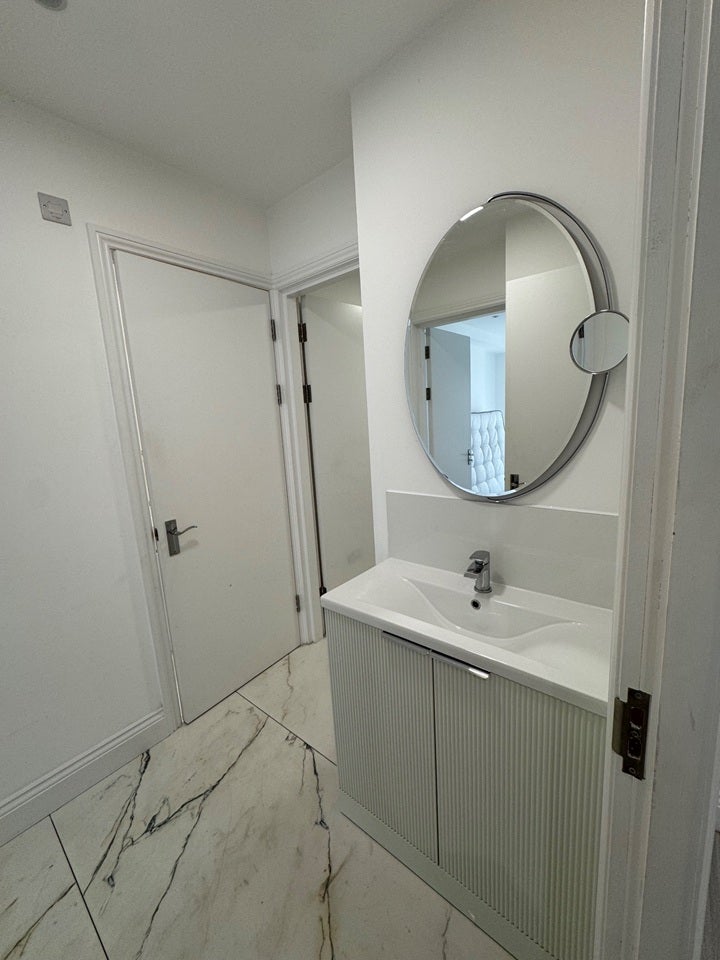 Flat Warwick Road in Greater London