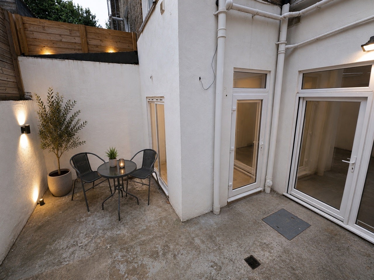 Flat Warwick Road in Greater London