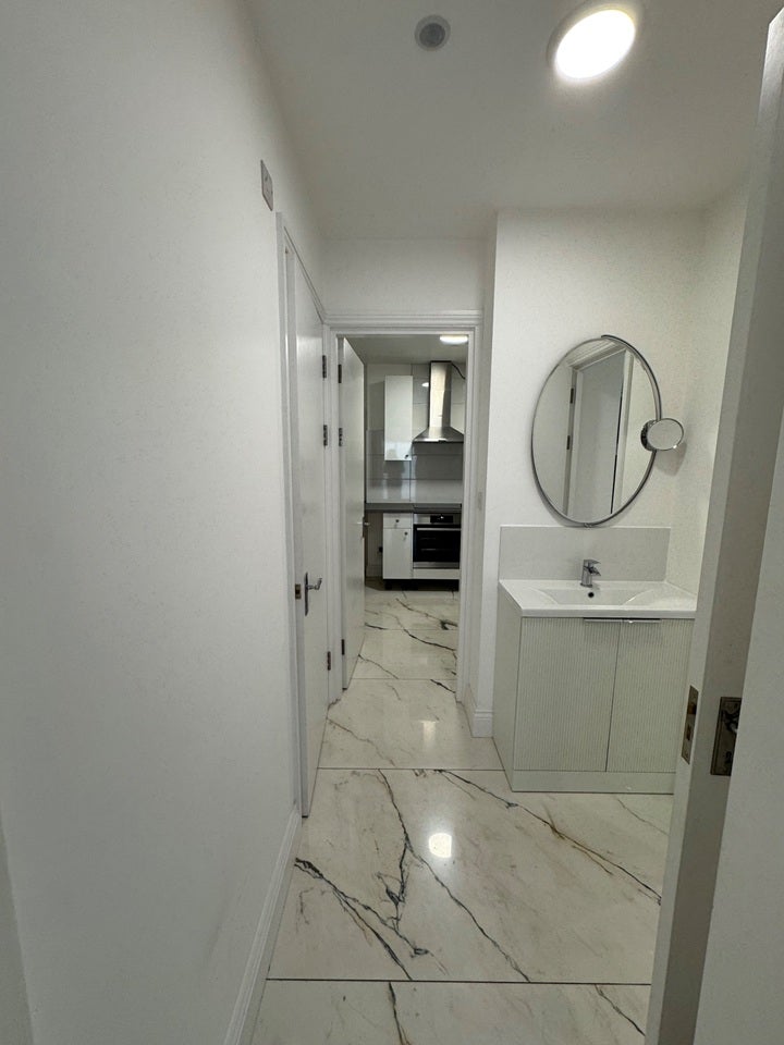 Flat Warwick Road in Greater London