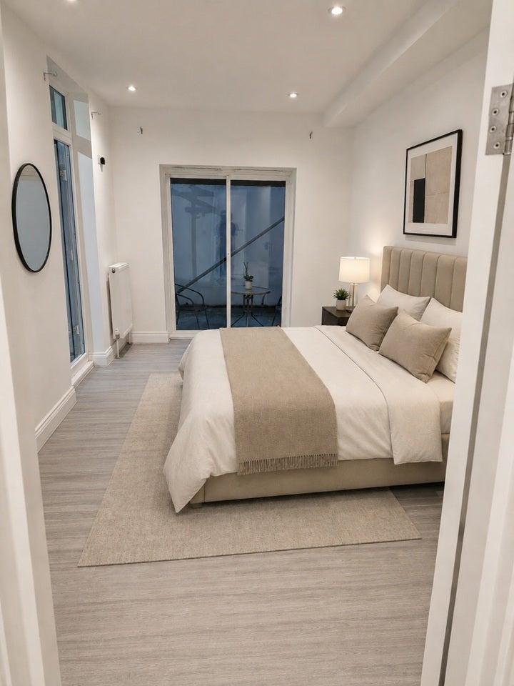 Flat Warwick Road in Greater London
