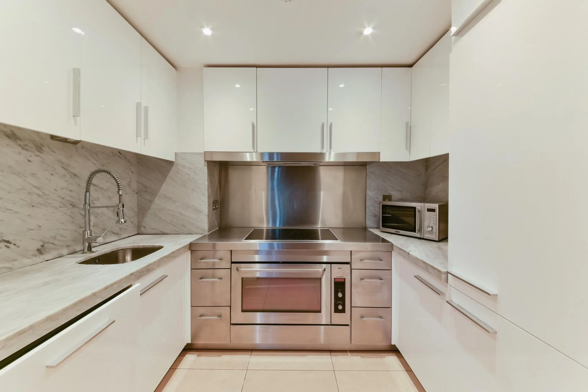 Flat Fairmont Avenue in Greater London