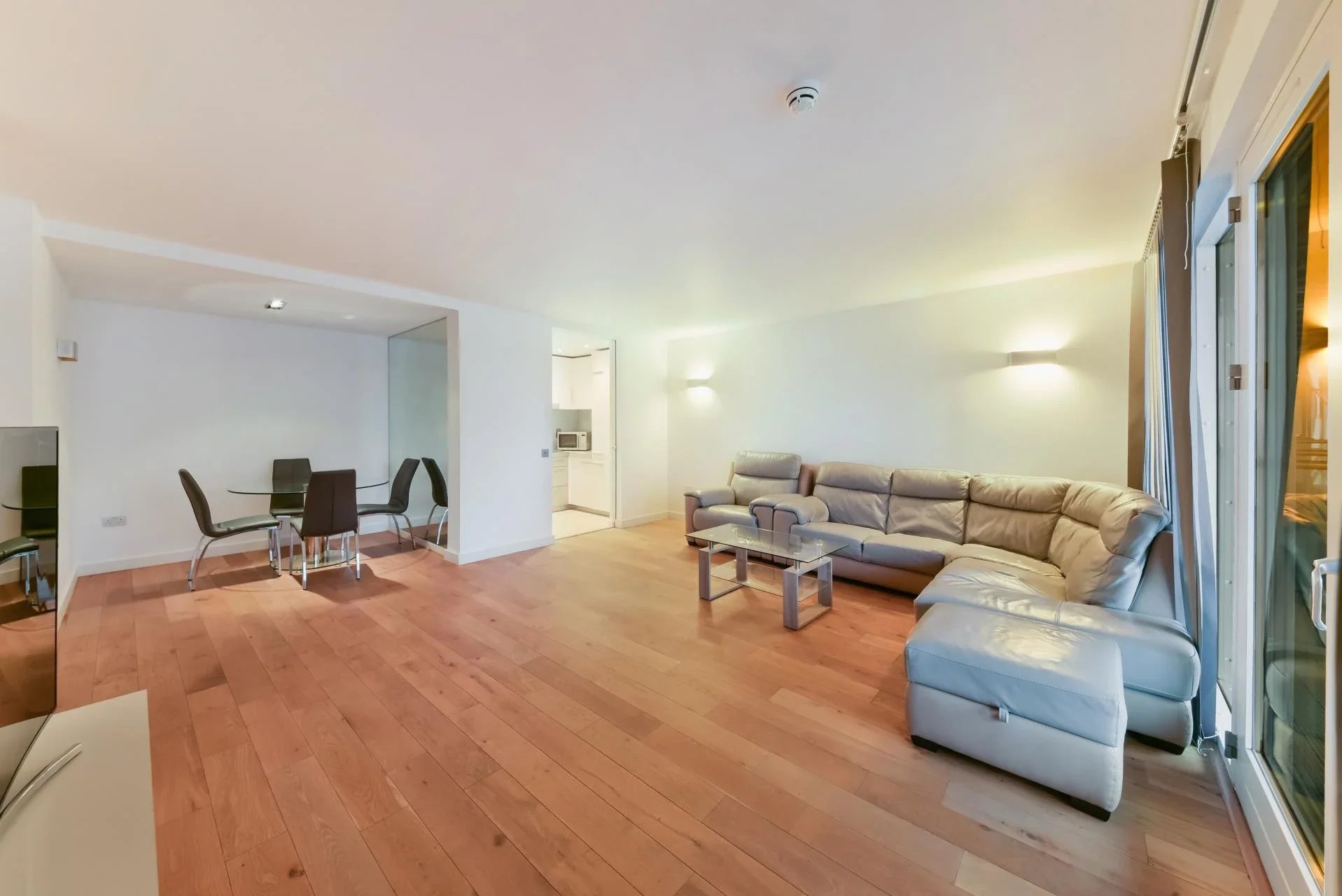 Flat Fairmont Avenue in Greater London