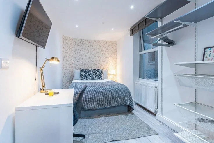 Flat Beaumont Crescent in Greater London