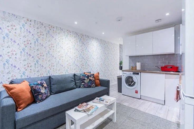 Flat Beaumont Crescent in Greater London