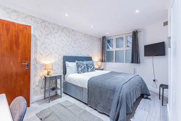 Flat Beaumont Crescent in Greater London