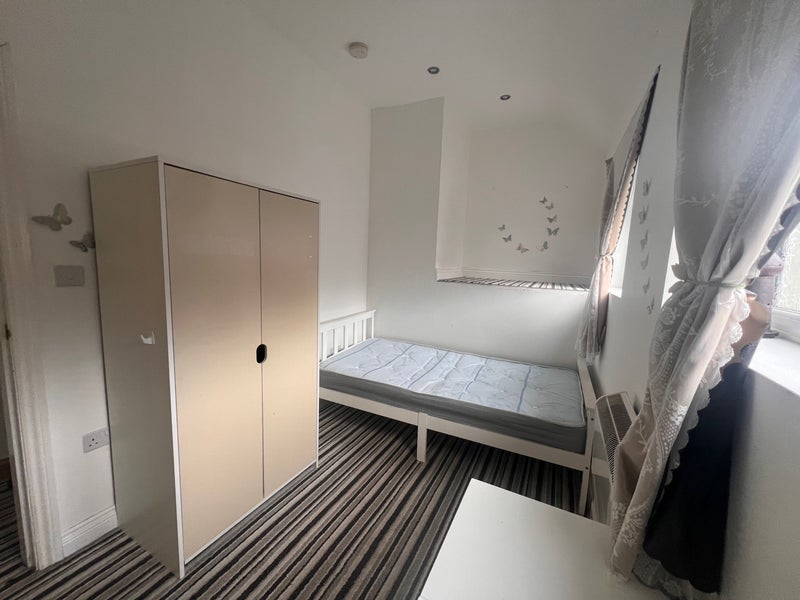Room Thurlow Road in Leicester