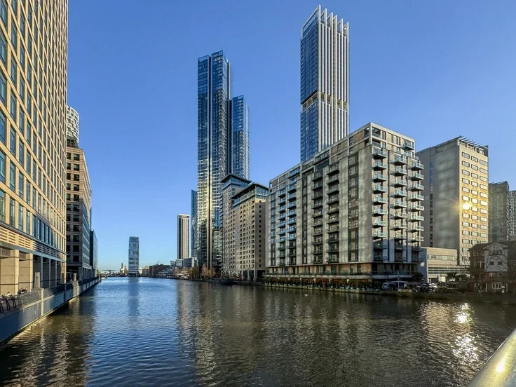 Flat South Quay Square in Greater London