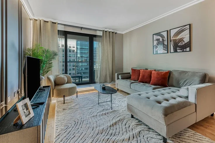 Flat South Quay Square in Greater London