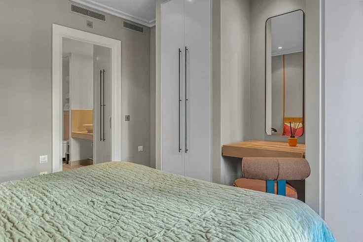 Flat South Quay Square in Greater London