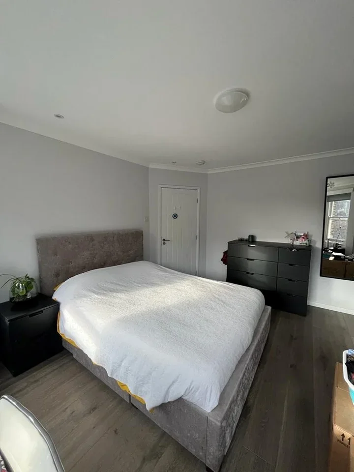 Room Beaumont Crescent in Greater London