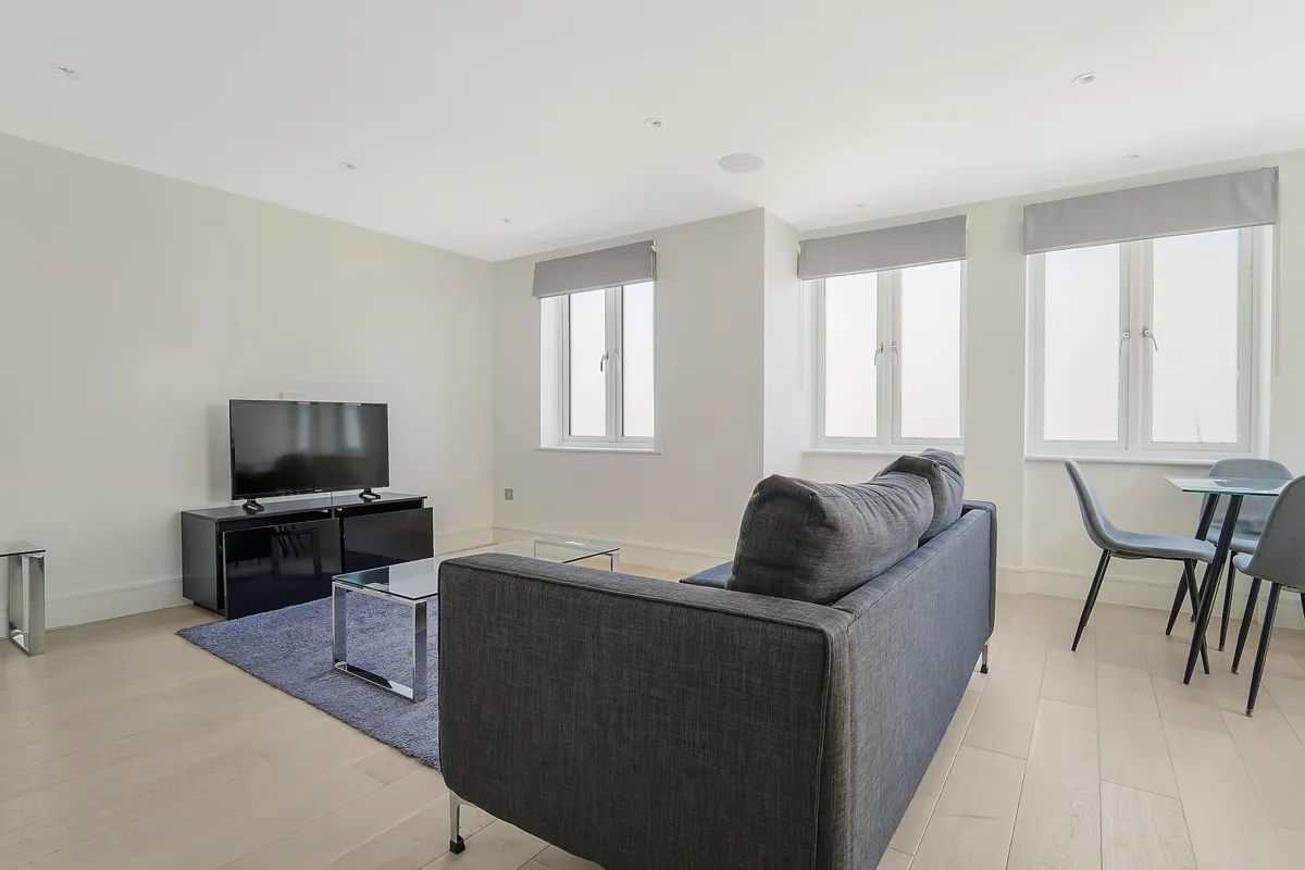 Flat Disraeli Road in Greater London